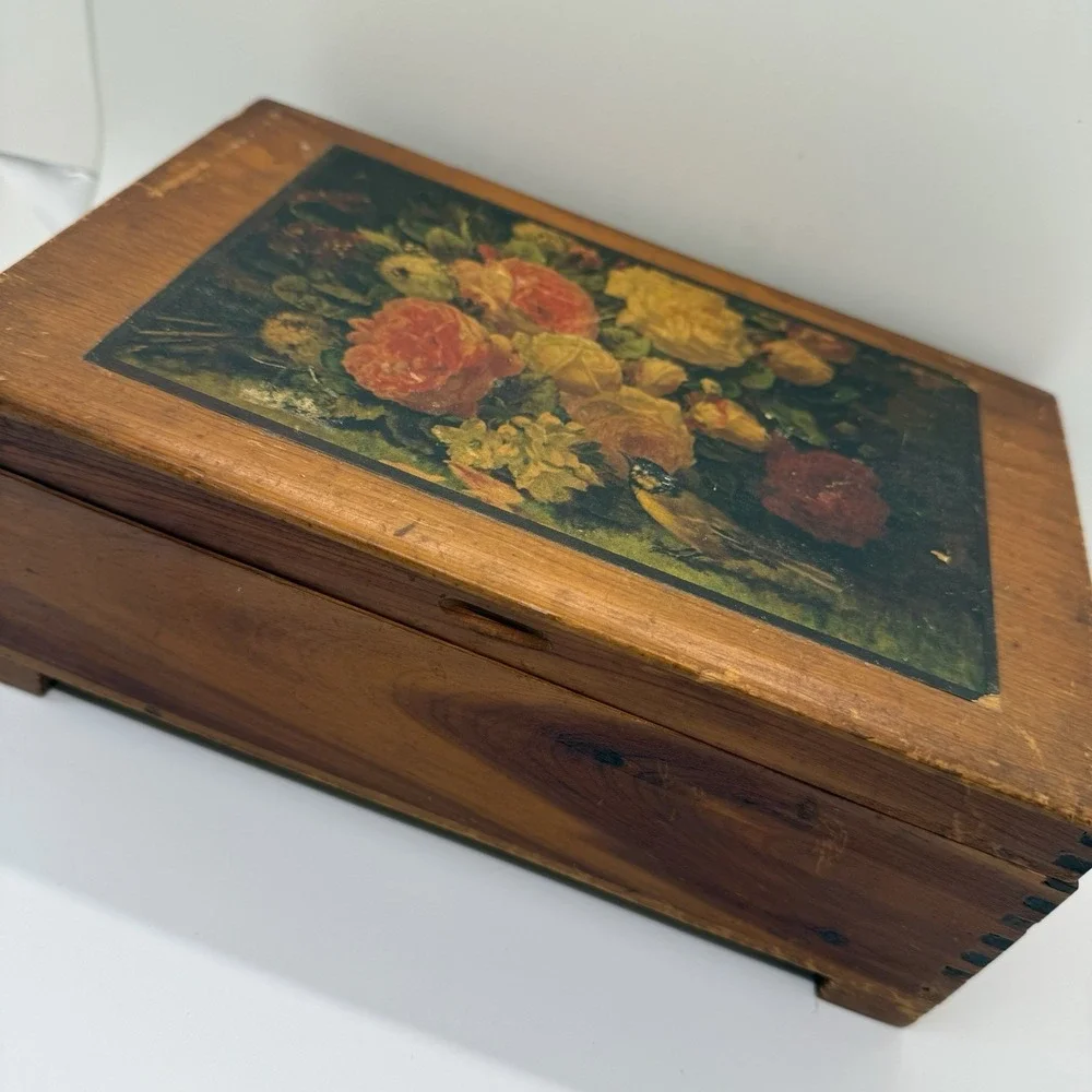 Cedar VTG Footed Keepsake Trinket Jewelry Dovetail Hinged Box Floral Print